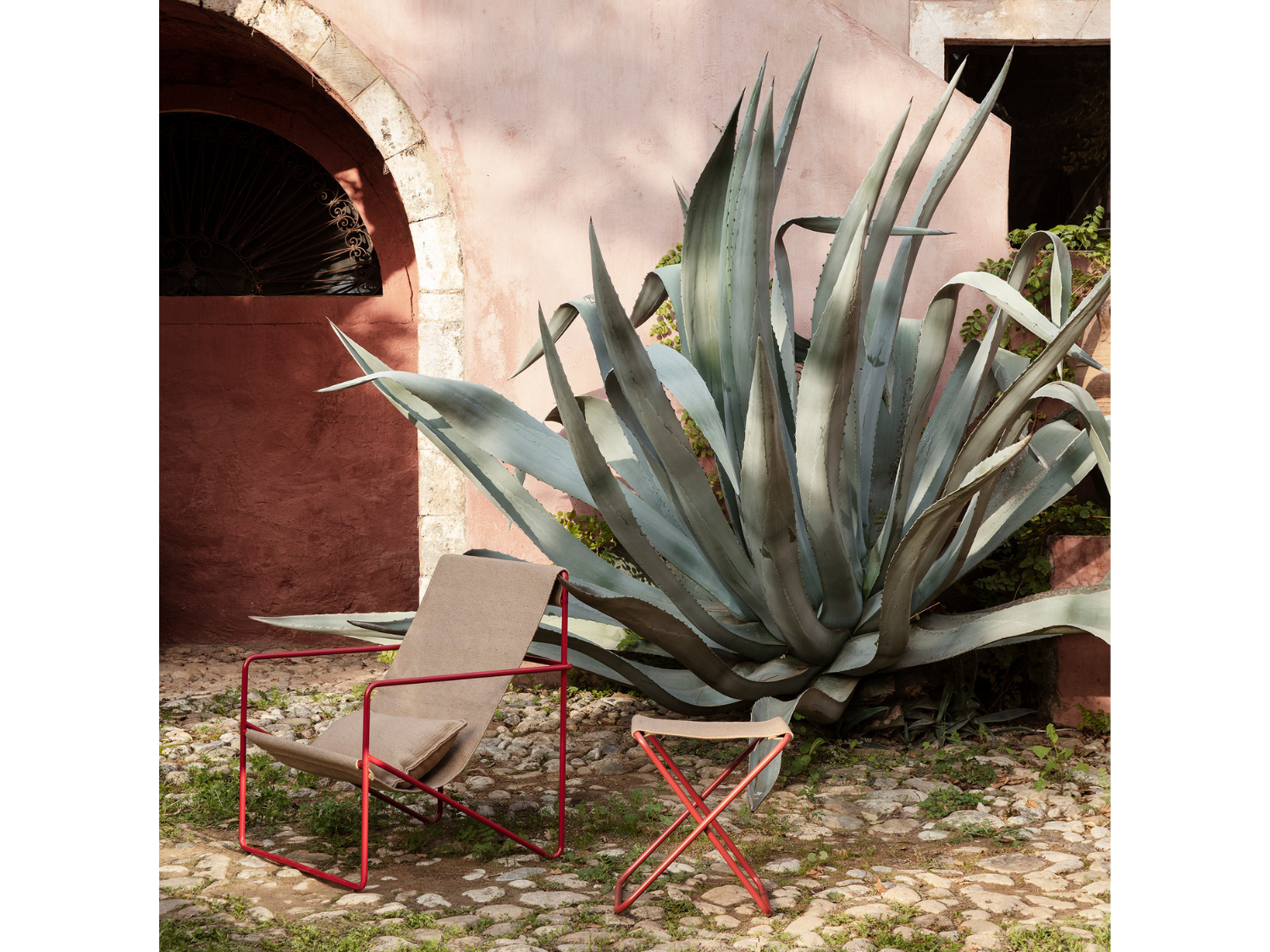 Desert Lounge Chair - Poppy Red / Sand